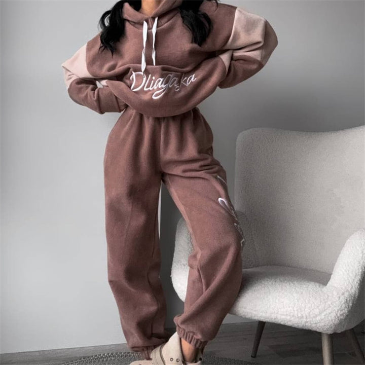 Women's cozy hoodie set with contrast sleeves, elastic high-waist joggers, and oversized hood Mune Fashion