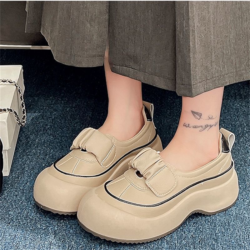 Women Comfortable Slip-On Sneakers with Fashionable Design and Stable Sole Mune Fashion