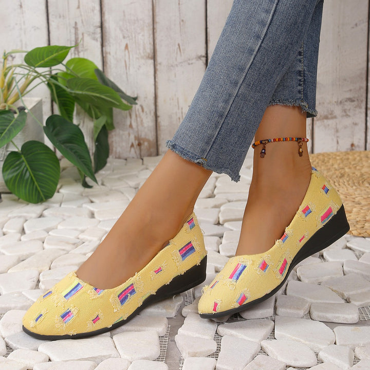 Ladies' comfort ballet flats with a lightweight wedge heel, material mix, and padded insole Mune Fashion