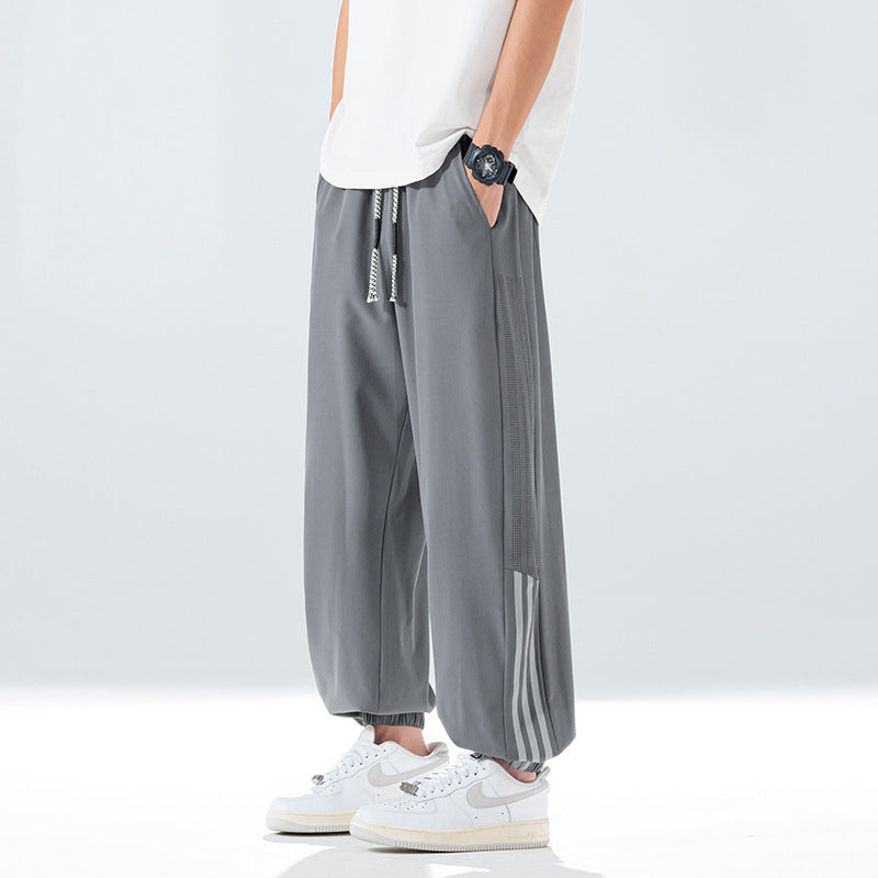 Men's sporty leisure pants with breathable properties