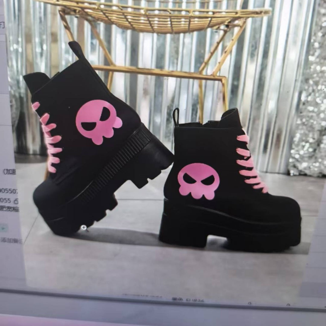 Women's ankle-high platform boots in punk and gothic style with elevated tread sole and distinctive skull appliqué Mune Fashion