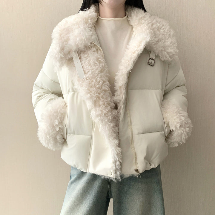 Women's short tailored puffer jacket with voluminous faux fur collar, buckle and zipper details Mune Fashion