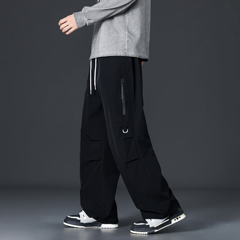 Men's cargo pants with a wide cut and practical pockets