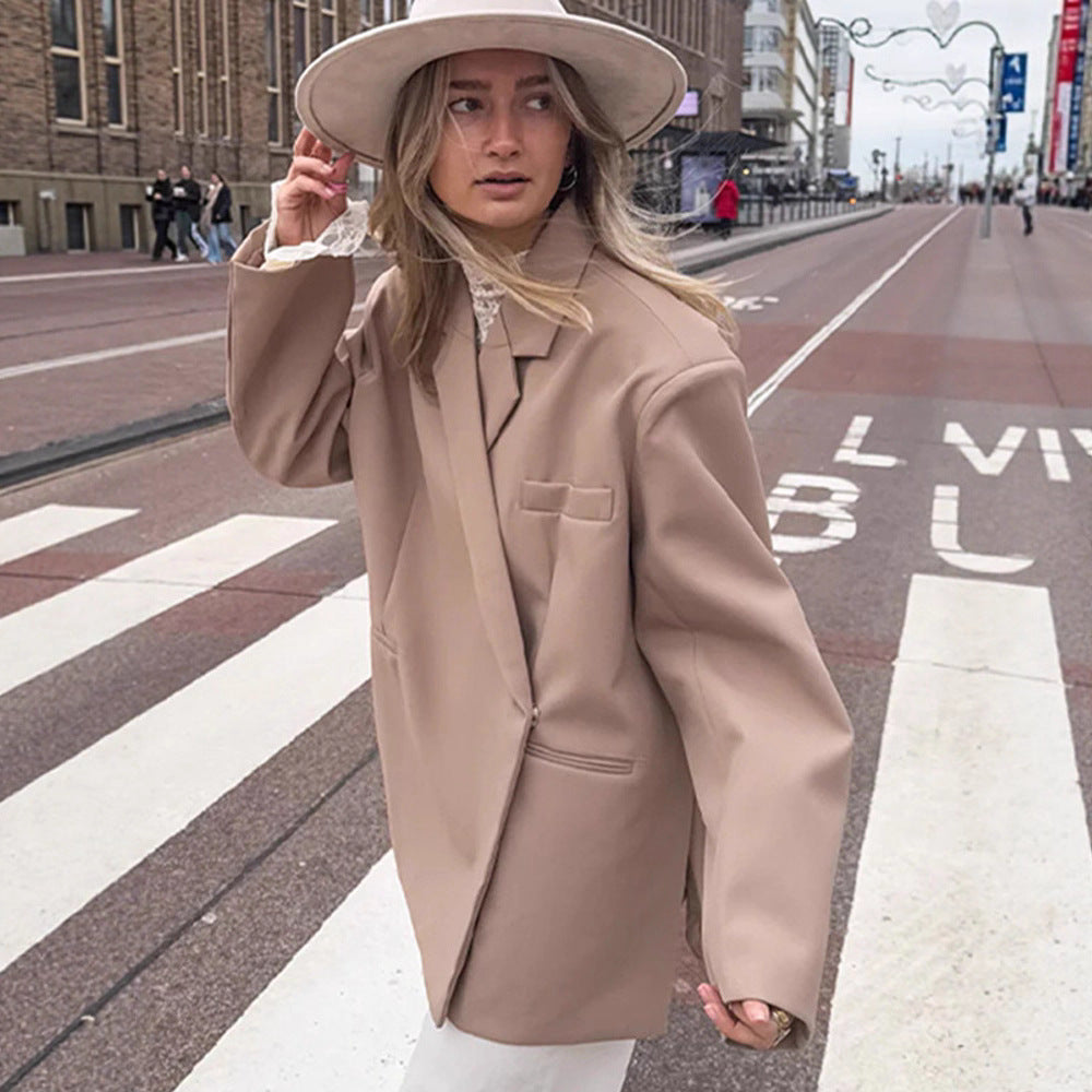 Women's oversized blazer with boxy silhouette, concealed closure and flap pockets Mune Fashion