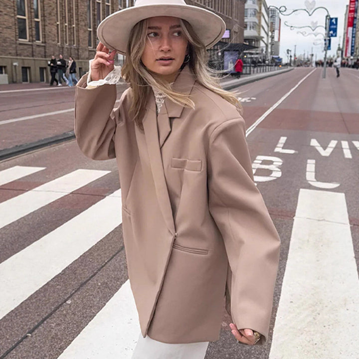 Women's oversized blazer with boxy silhouette, concealed closure and flap pockets Mune Fashion