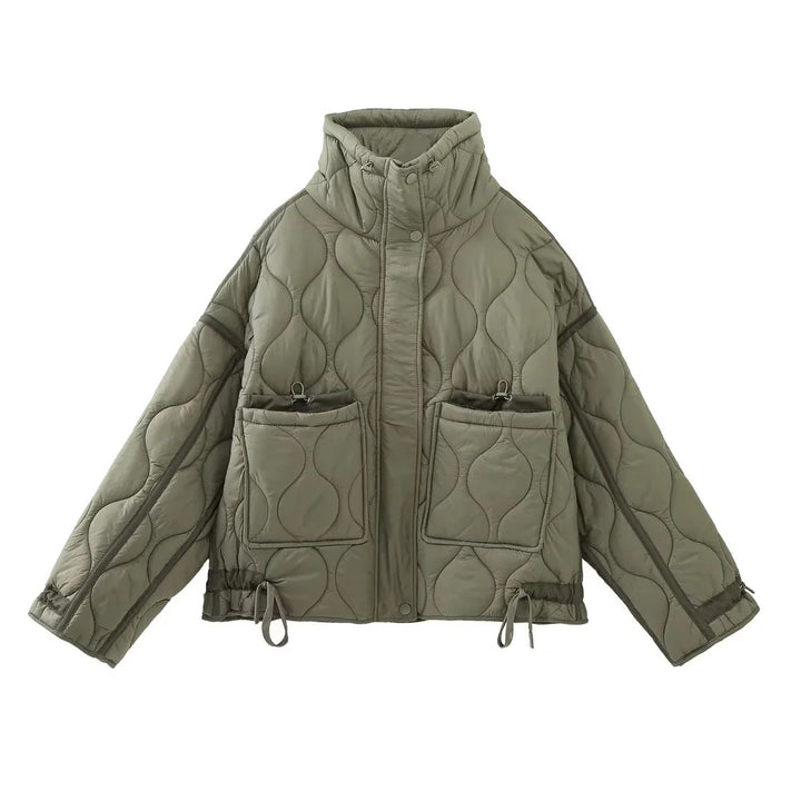 Women's quilted short jacket with high stand-up collar, drawstring hem and large patch pockets Mune Fashion
