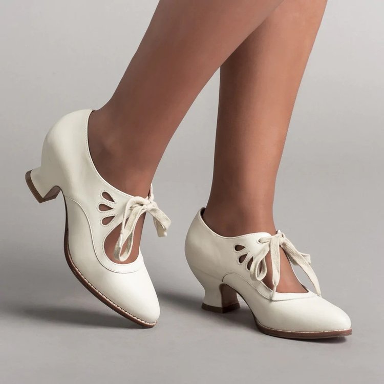 Ladies nan retro strap pumps with curved kitten heel, leaf-shaped cutouts, and decorative bow closure Mune Fashion