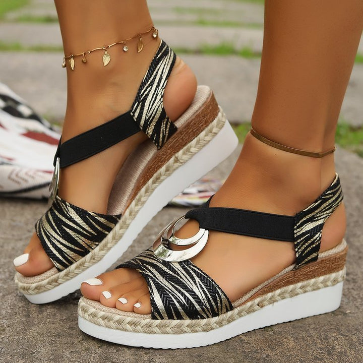 Damen Keil-Sandalen mit Metallic-Optik, dekorativem Ring und Elastik-Fersenriemen Mune Fashion