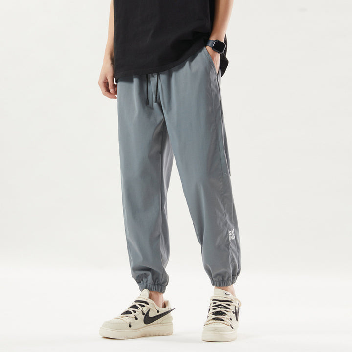 Men's sporty jogging pants with elastic waistband and zippered pockets Mune Fashion