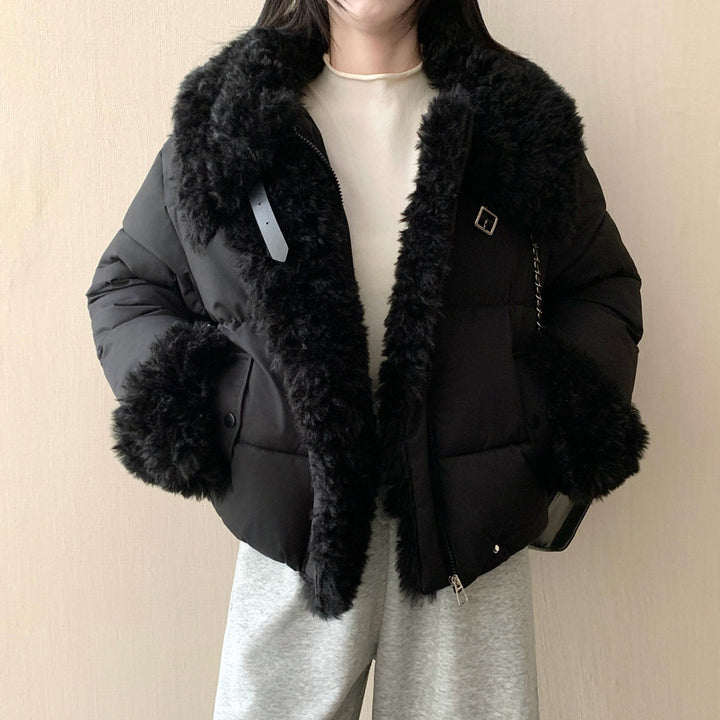 Women's short tailored puffer jacket with voluminous faux fur collar, buckle and zipper details Mune Fashion