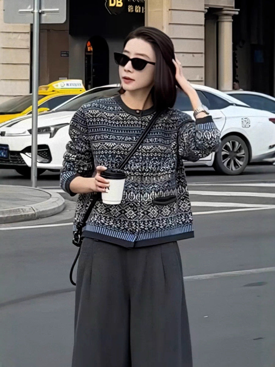 Ladies short jacket cardigan with jacquard pattern, ribbed cuffs and round neckline Mune Fashion