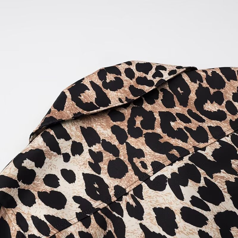 Women's Cropped Field Jacket in Leopard Pattern with Wide Lapels and Flap Pockets Mune Fashion