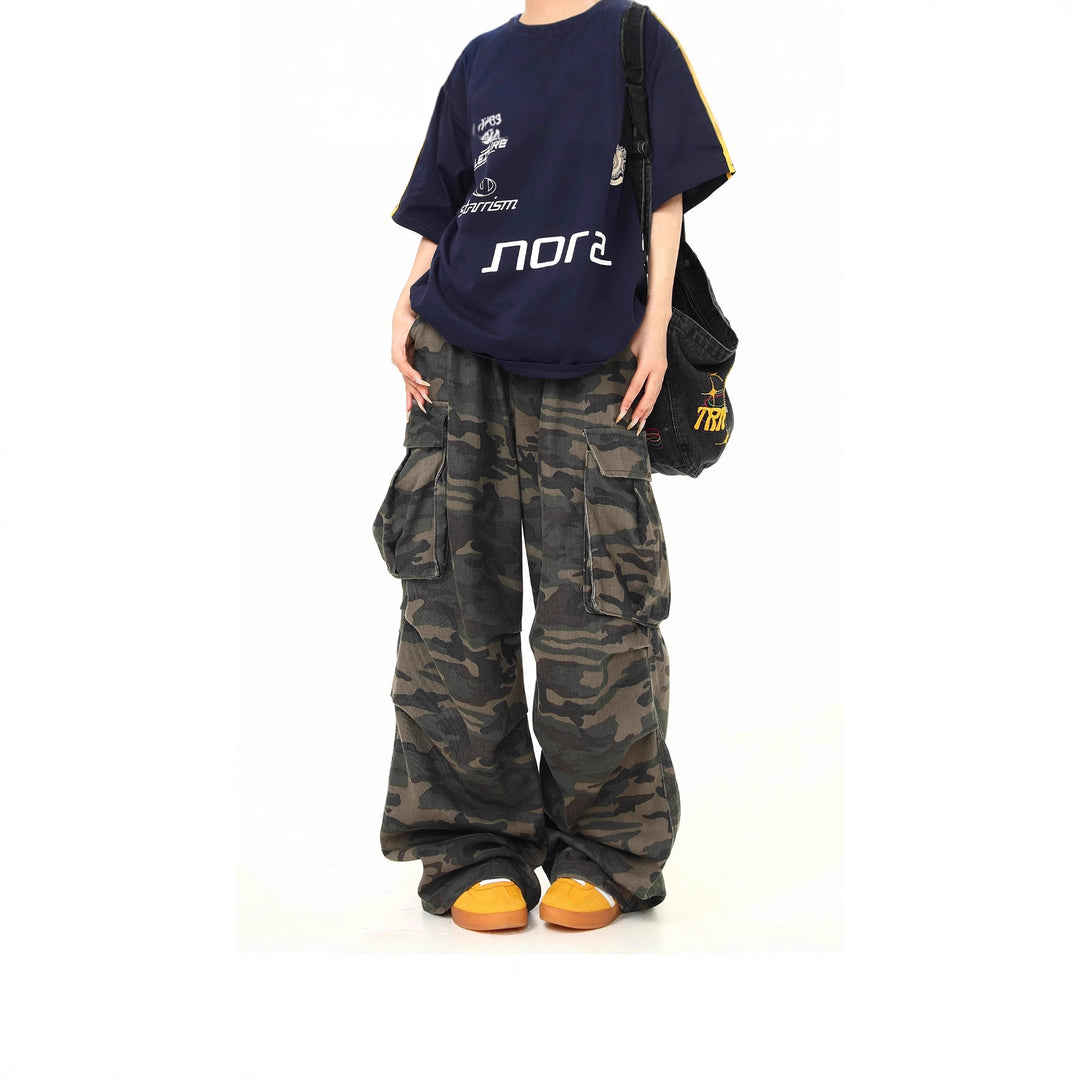 Women's cargo pants with wide leg and camouflage pattern