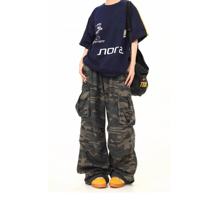 Women's cargo pants with wide leg and camouflage pattern