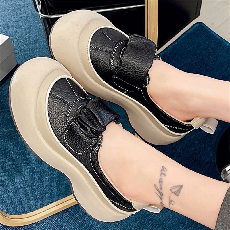 Women Comfortable Slip-On Sneakers with Fashionable Design and Stable Sole Mune Fashion