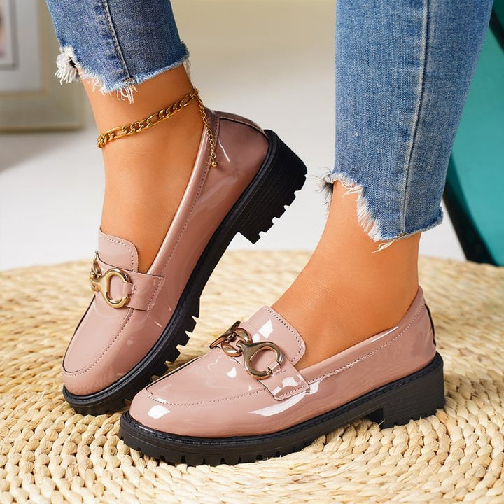 Women's nano-lacquered loafers with profiled tractor sole and golden decorative chain Mune Fashion