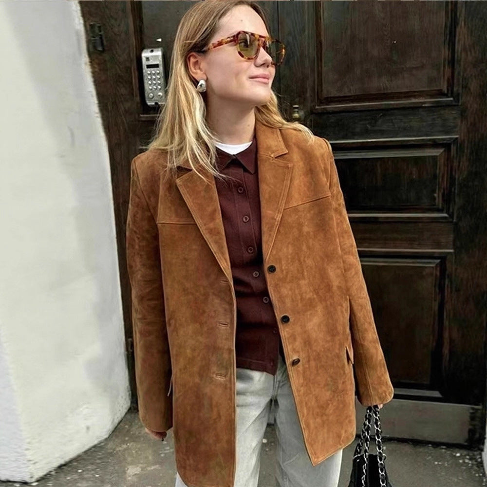 Women's short coat in blazer style made of suede imitation with lapel collar and patch pockets Mune Fashion
