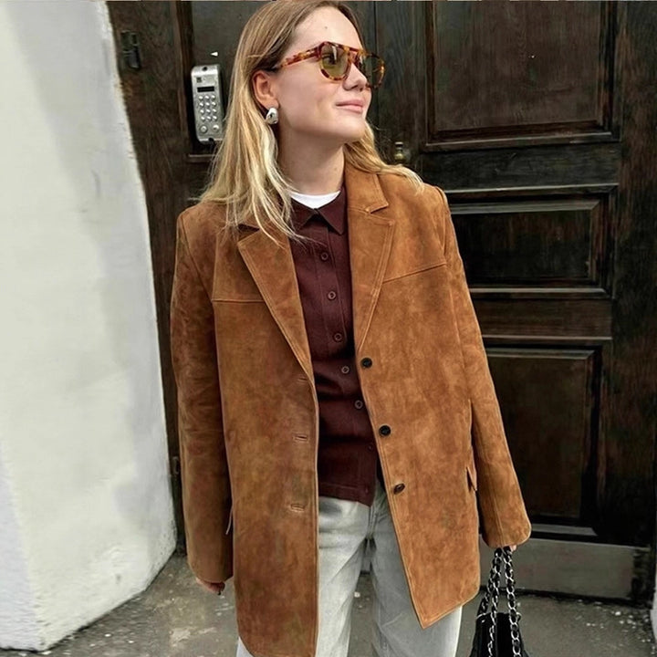 Women's short coat in blazer style made of suede imitation with lapel collar and patch pockets Mune Fashion