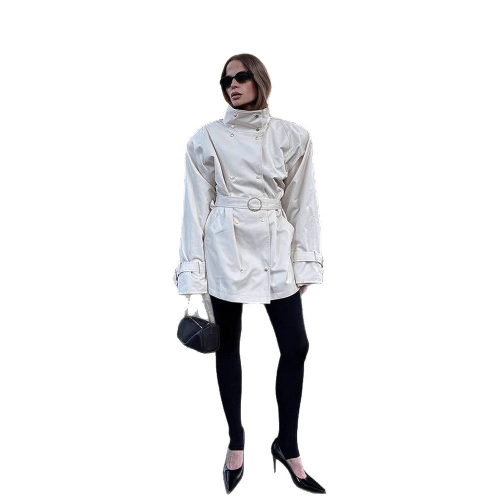 Women’s short trench coat in oversized look with extra wide lapel and snap button closure Mune Fashion
