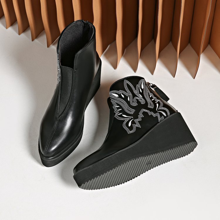 Ladies' plateau ankle boots in Western style with decorative embroidery and back zipper Mune Fashion