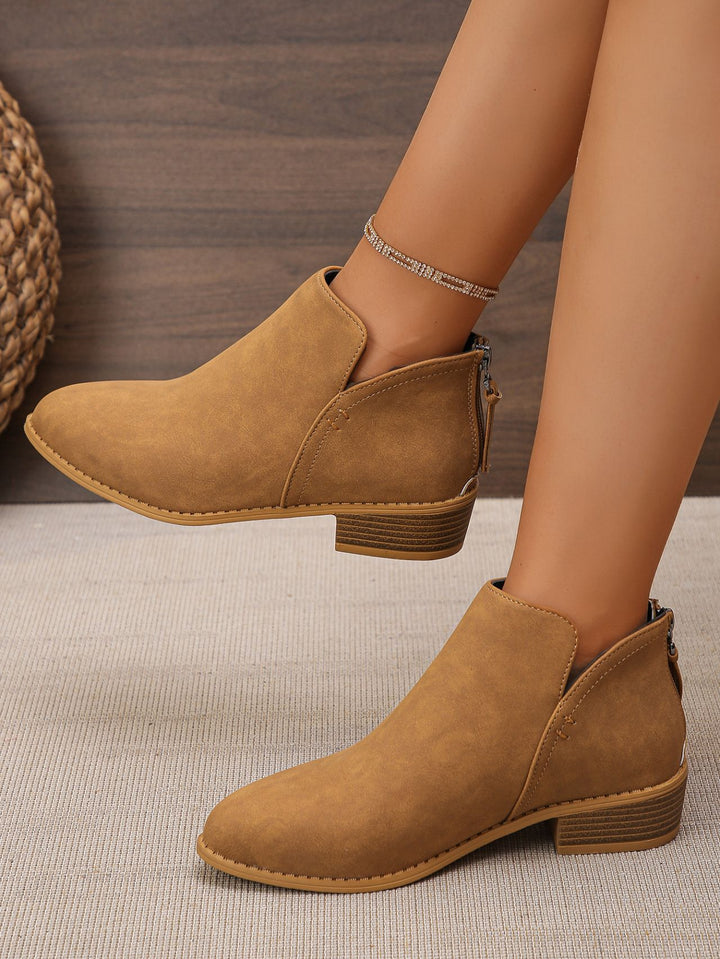 Women’s ankle boots with heel zipper, side cut-out and low block heel Mune Fashion