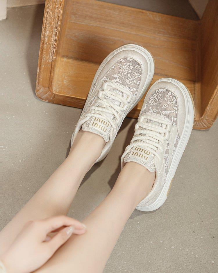 Women's sneakers with delicate floral pattern and padded sole Mune Fashion