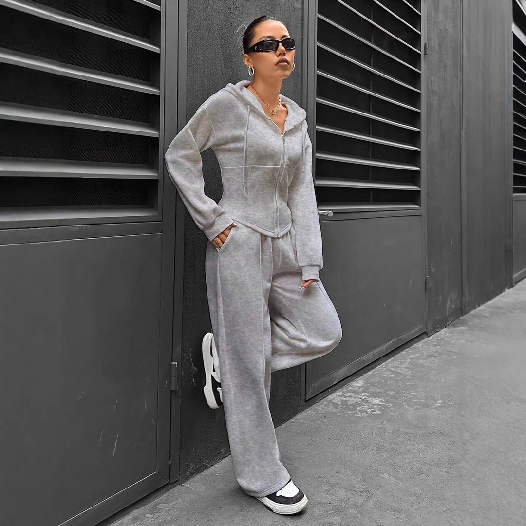 Women’s loungewear set with fitted hooded jacket and loose fleece jogging pants Mune Fashion