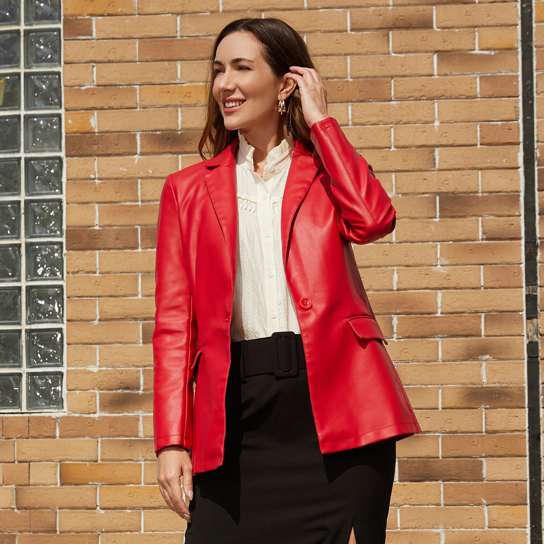Women's fitted blazer made of faux leather with notch collar and flap pockets Mune Fashion