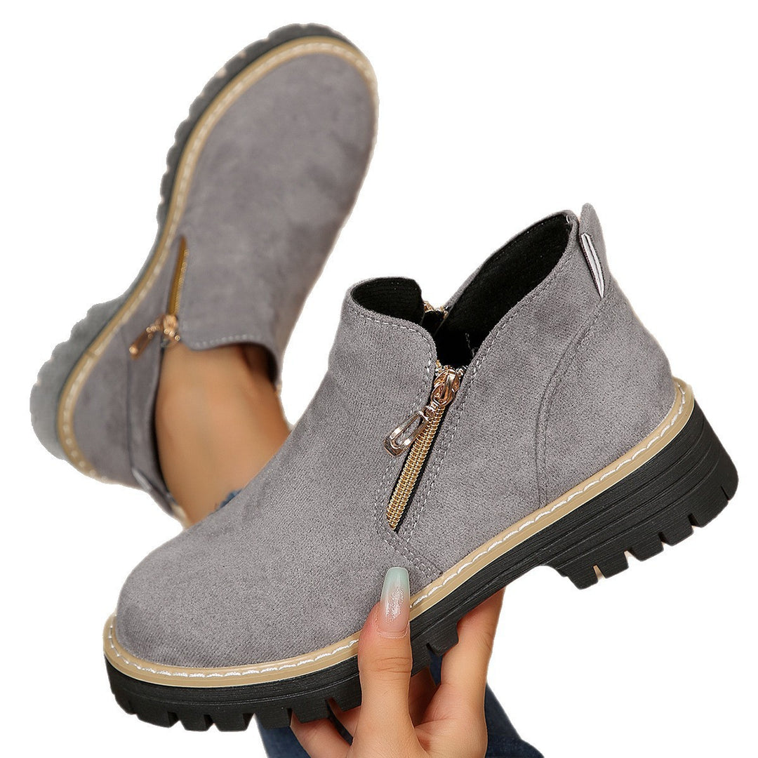 Women's ankle-high boot with decorative zipper, padded shaft, and sturdy profile sole Mune Fashion