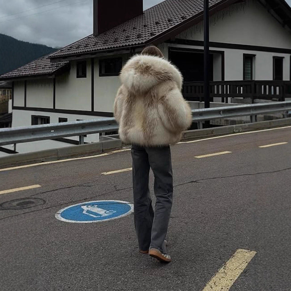 Ladies luxurious short-cut faux fur bomber with voluminous shawl collar and contrasting fur accents Mune Fashion