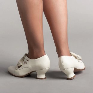 Ladies nan retro strap pumps with curved kitten heel, leaf-shaped cutouts, and decorative bow closure Mune Fashion