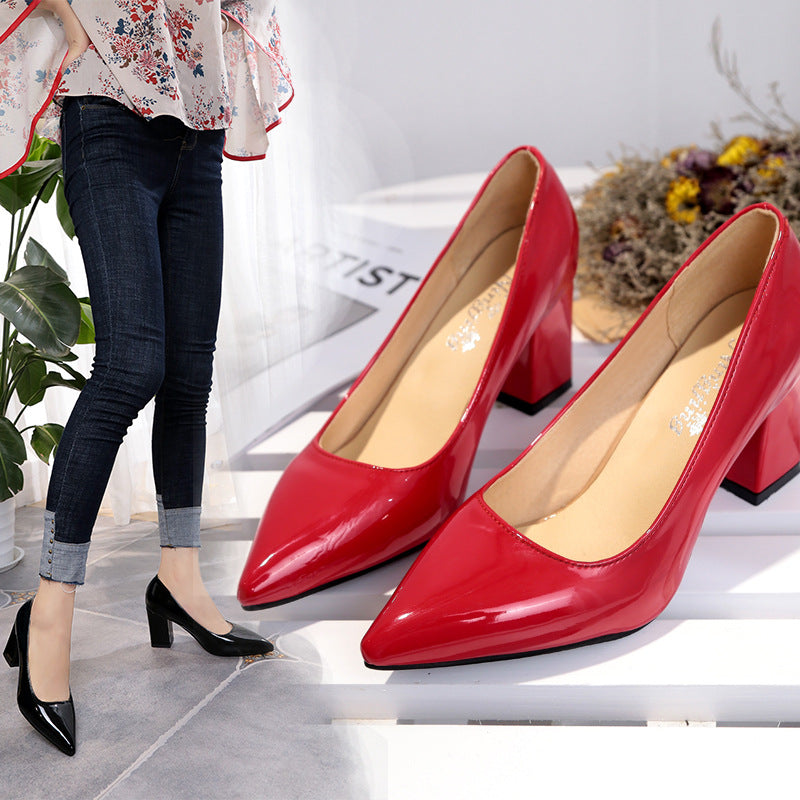 Ladies' patent pumps with pointed toe, mid-height block heel, and padded insole Mune Fashion