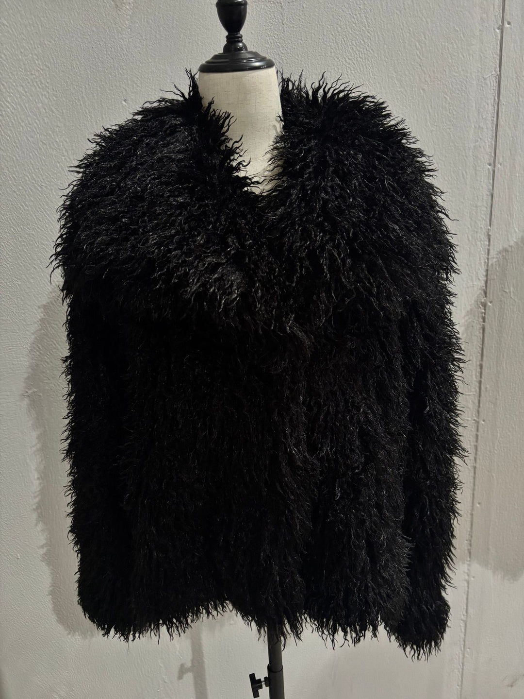 Women's short bolero in boxy cut made of vegan shaggy faux fur with XXL shawl collar Mune Fashion