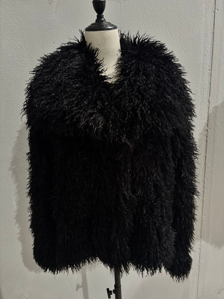 Women's short bolero in boxy cut made of vegan shaggy faux fur with XXL shawl collar Mune Fashion