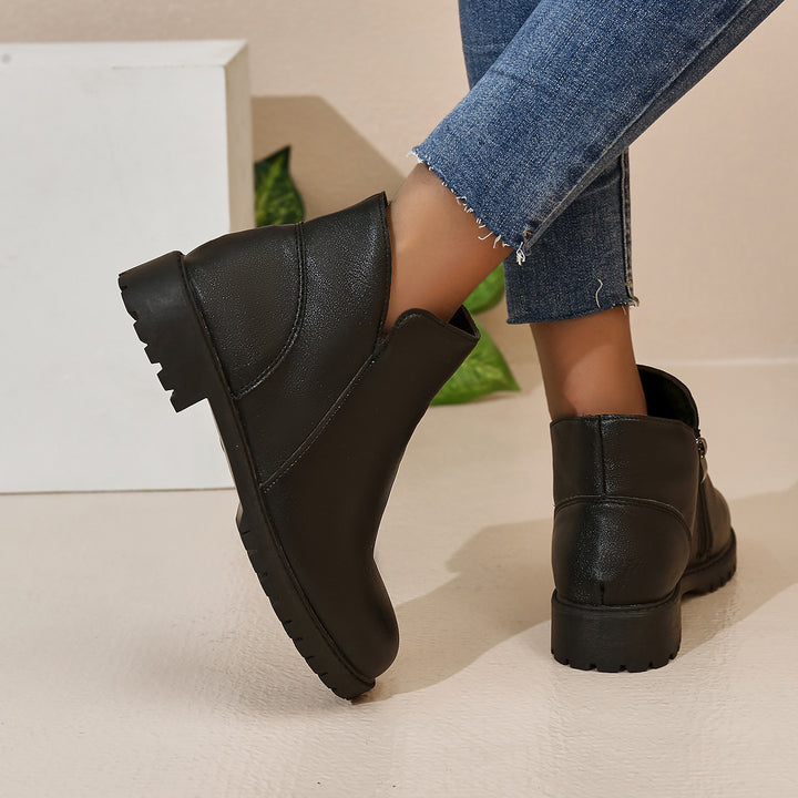 Women's short ankle boots with profiled rubber outsole and side zipper Mune Fashion