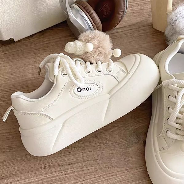 Women Sneakers with fashionable pom-pom applications and comfortable sole Mune Fashion