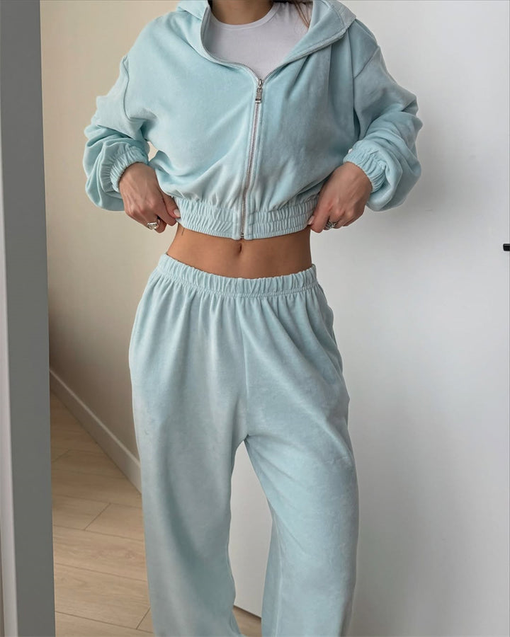 Women's Cropped Hoodie Loungewear Set made of soft sweat fabric with elastic waistband and Relax Fit Pants Mune Fashion