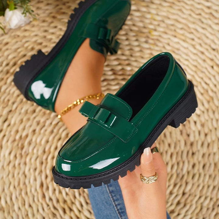 Women’s elegant patent plateau loafers with decorative bow and profiled rubber sole Mune Fashion