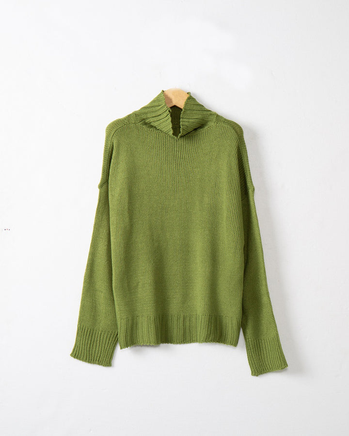 Women's turtleneck sweater made of chunky knit with oversized cut Mune Fashion
