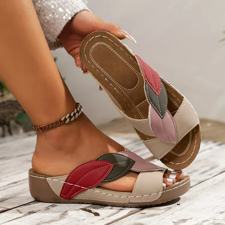 Women's comfort sandals with padded insoles and decorative leaf appliqués Mune Fashion