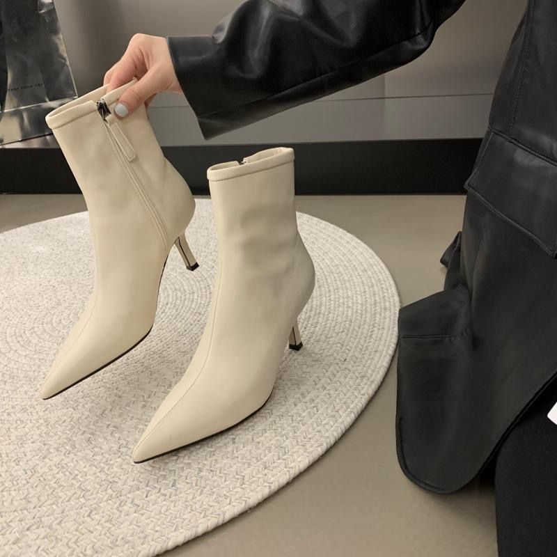 Ladies ankle-high stretch ankle boots with pointed toe and slim sculpted heel Mune Fashion