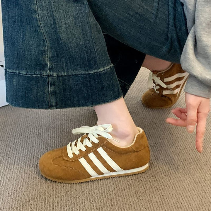 Women's retro sneaker made of suede leather look with three-stripe detail and rubber sole Mune Fashion