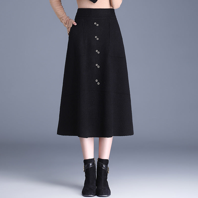 Women's knee-length skirt with practical pockets and button details Mune Fashion