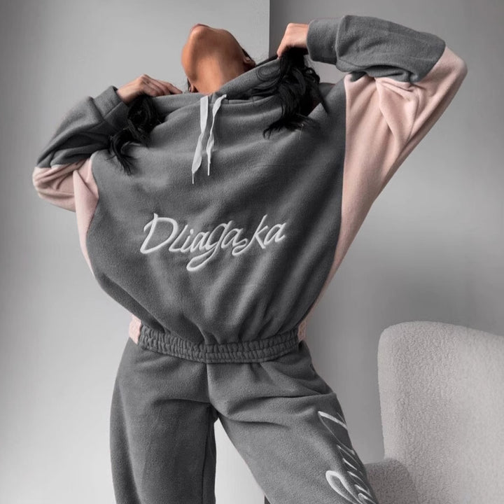 Women's cozy hoodie set with contrast sleeves, elastic high-waist joggers, and oversized hood Mune Fashion