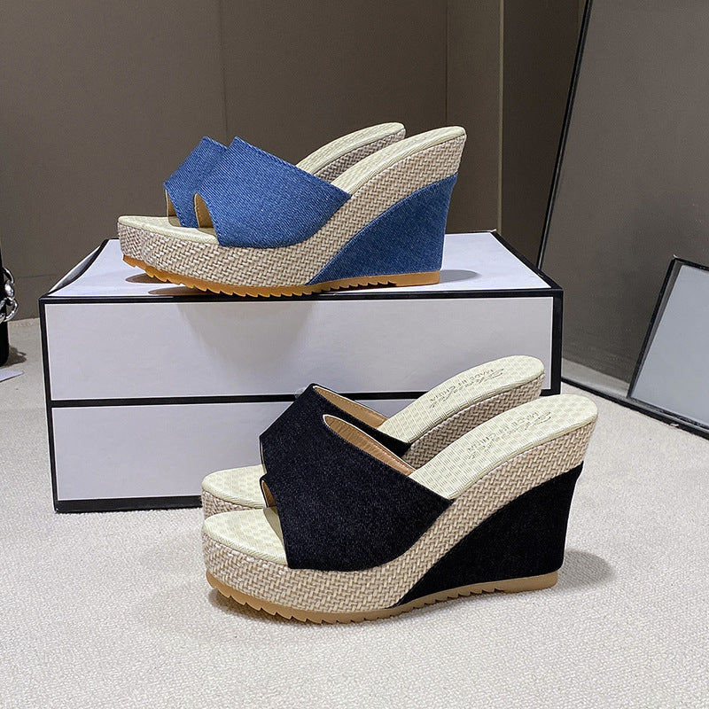 Women's Keil-sandal with open toe area, wide textile strap, straw platform and padded comfort insole Mune Fashion