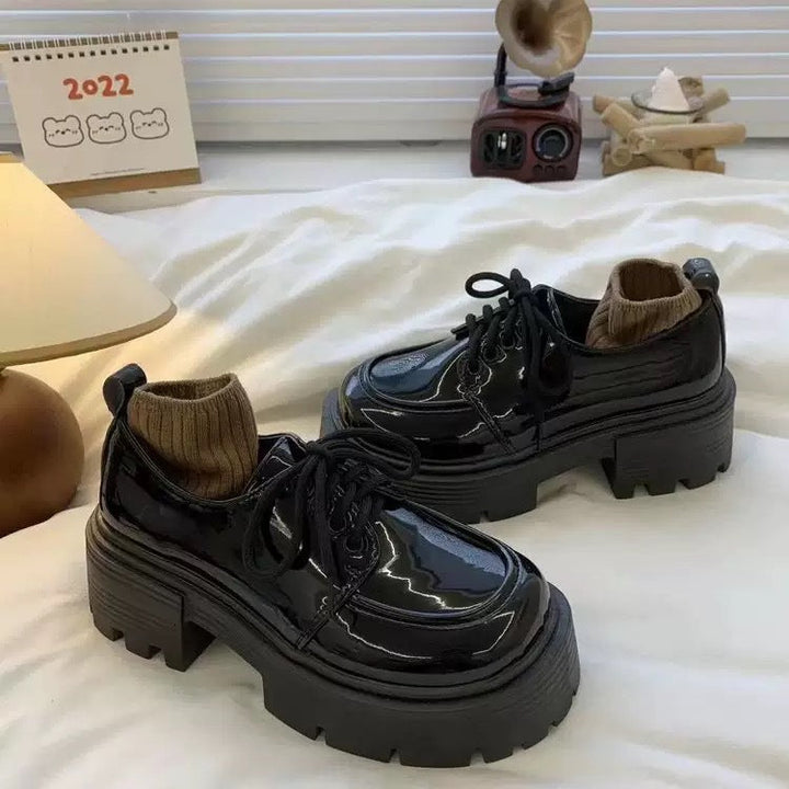 Ladies' platform sneaker with elegant patent leather look and cozy knit collar Mune Fashion