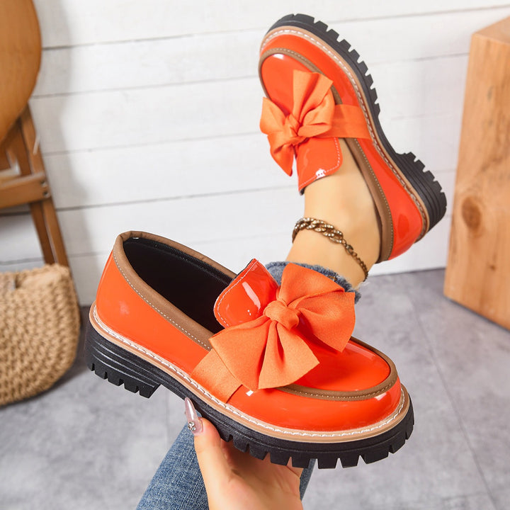 Women's patent leather loafers with large decorative bow and profiled rubber sole Mune Fashion