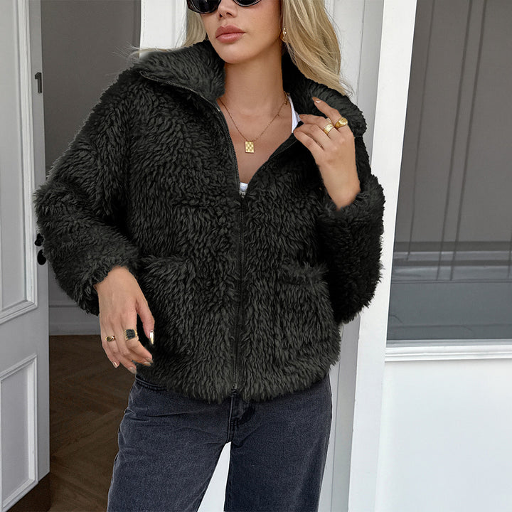 Women's teddy jacket with zip, high-neck collar, patch pockets, and short fit Mune Fashion