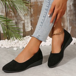 Ladies' elegant ballerina with a light wedge sole and croc embossing Mune Fashion