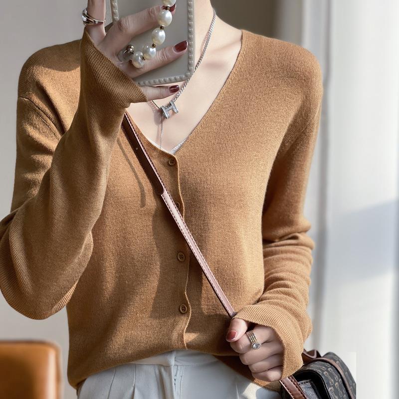 Women Light V-Neck Cardigan with Boxy Silhouette and Cashmere Look Mune Fashion